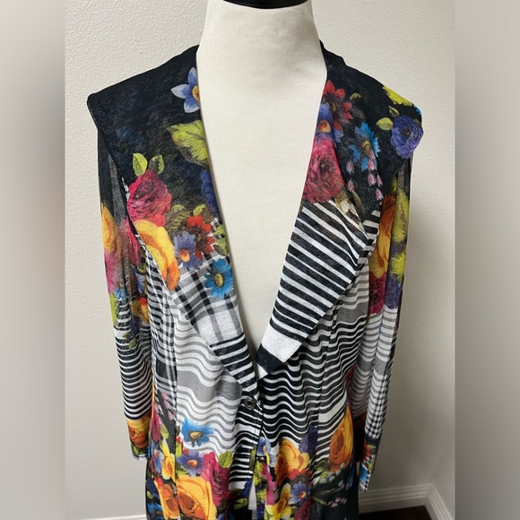 Merric size 8 woman’s sheer long trench style top floral black and white - Picture 4 of 7